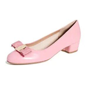 Salvatore Ferragamo Vara 22 Ornament Pumps Gomma || Biscotto, 9.5